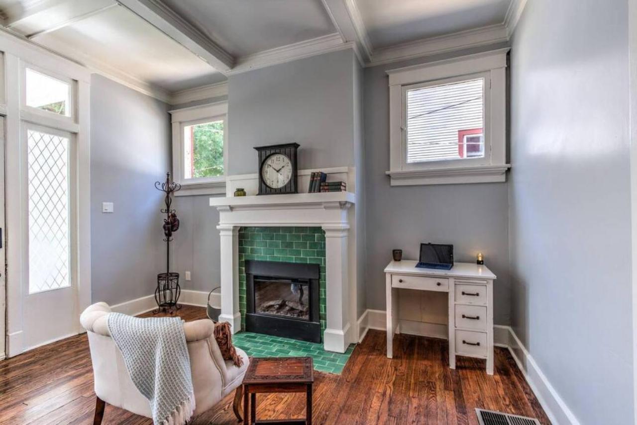 Elegant Colonial With Lovely Details And Character Memphis Exterior photo