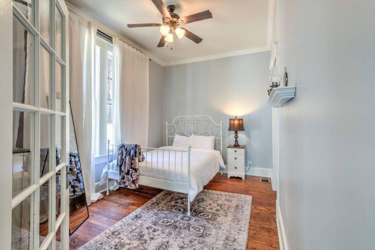 Elegant Colonial With Lovely Details And Character Memphis Exterior photo