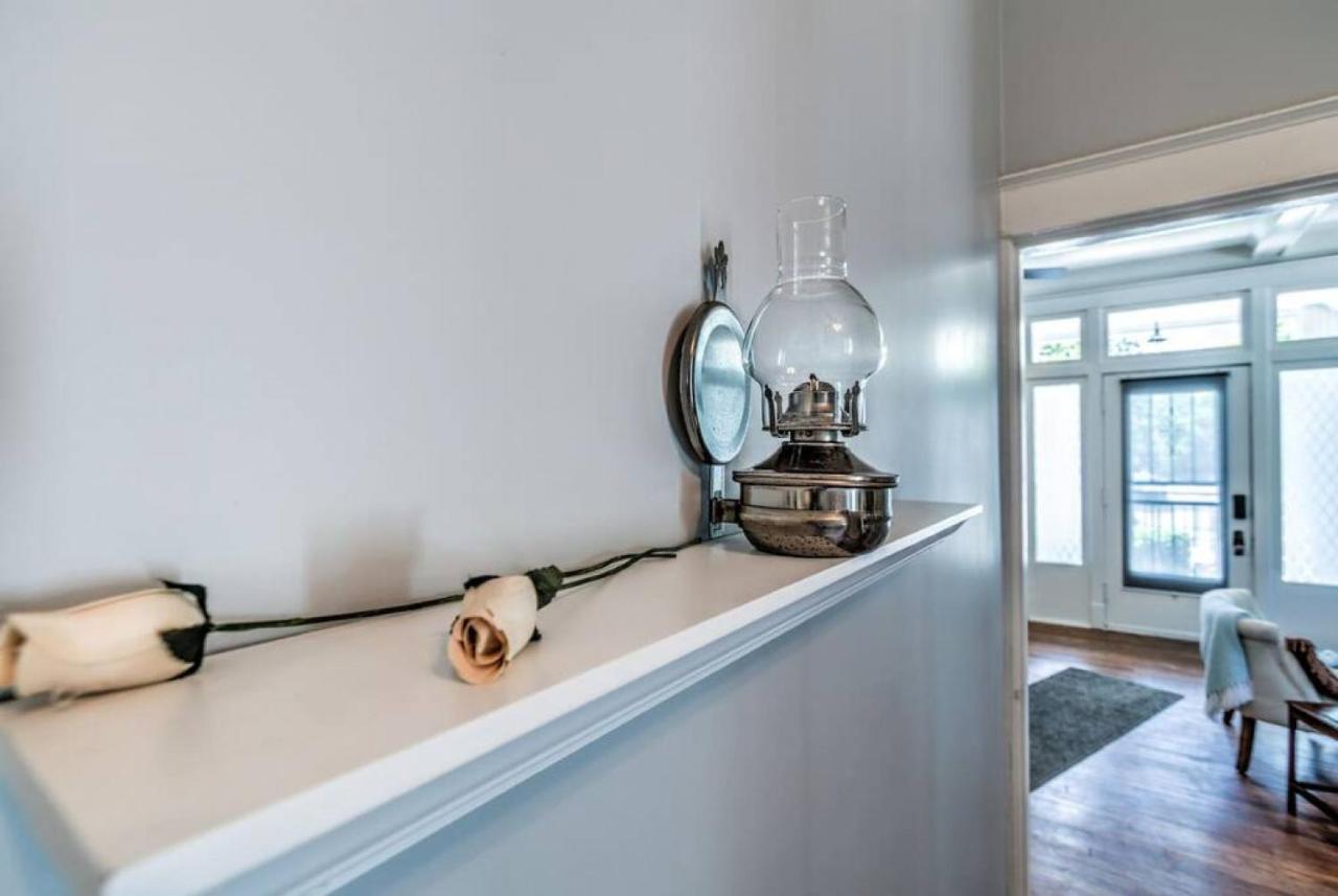 Elegant Colonial With Lovely Details And Character Memphis Exterior photo