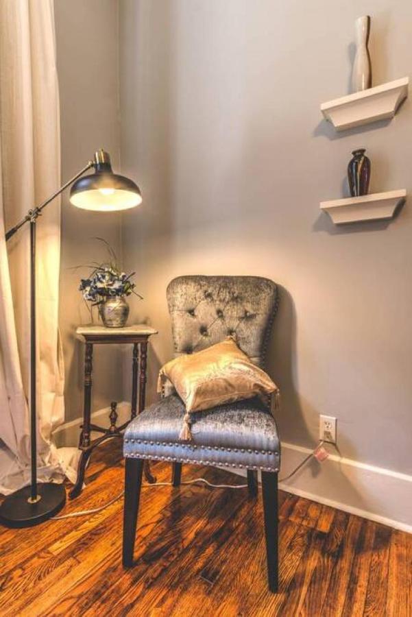 Elegant Colonial With Lovely Details And Character Memphis Exterior photo