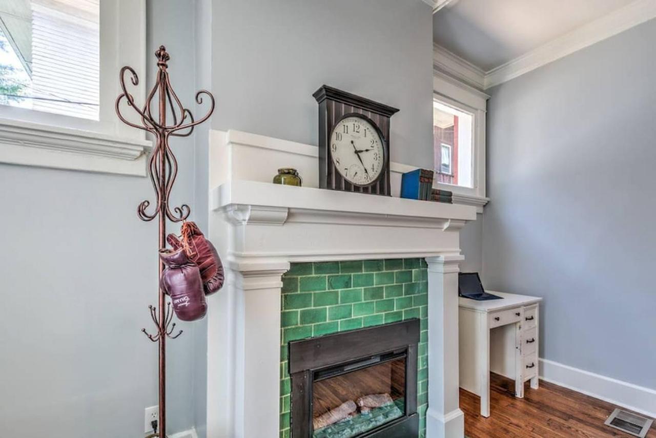 Elegant Colonial With Lovely Details And Character Memphis Exterior photo