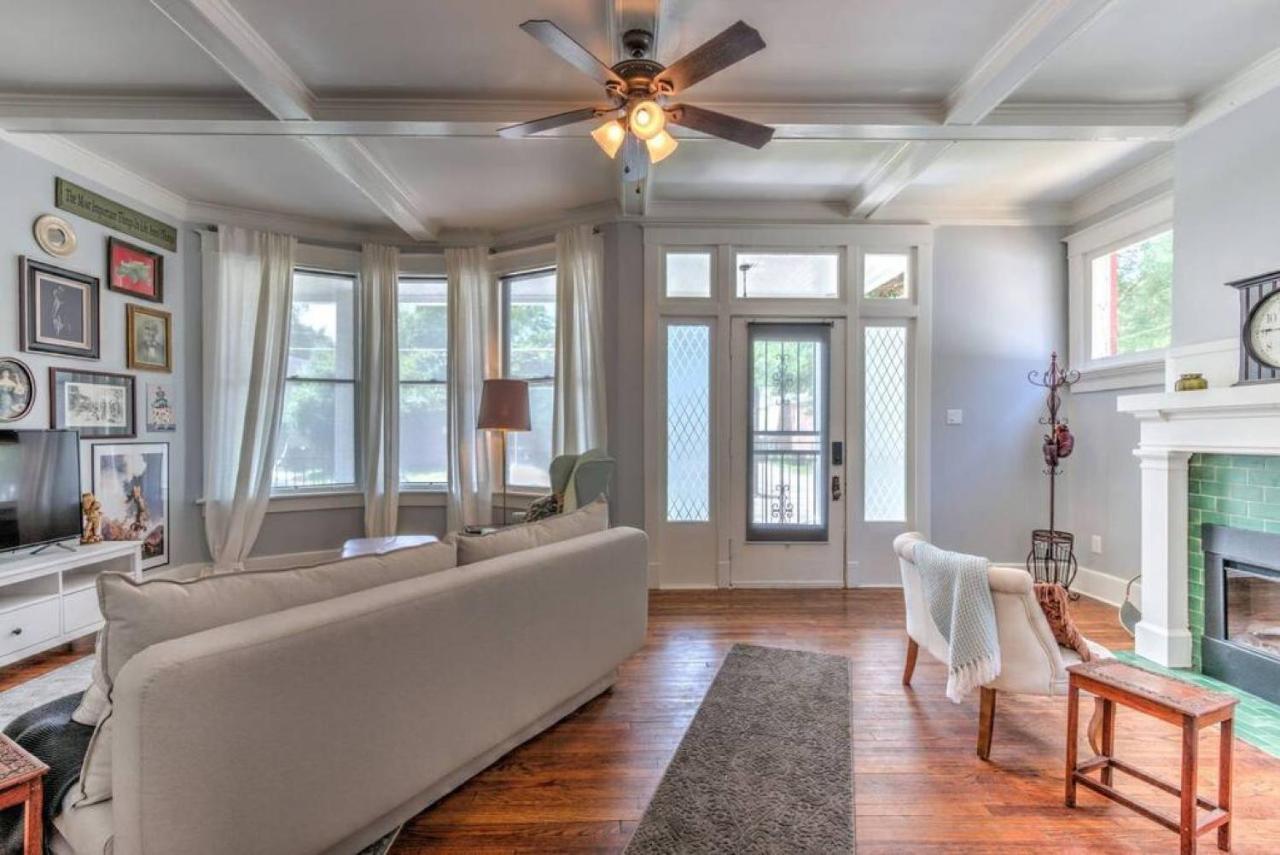 Elegant Colonial With Lovely Details And Character Memphis Exterior photo
