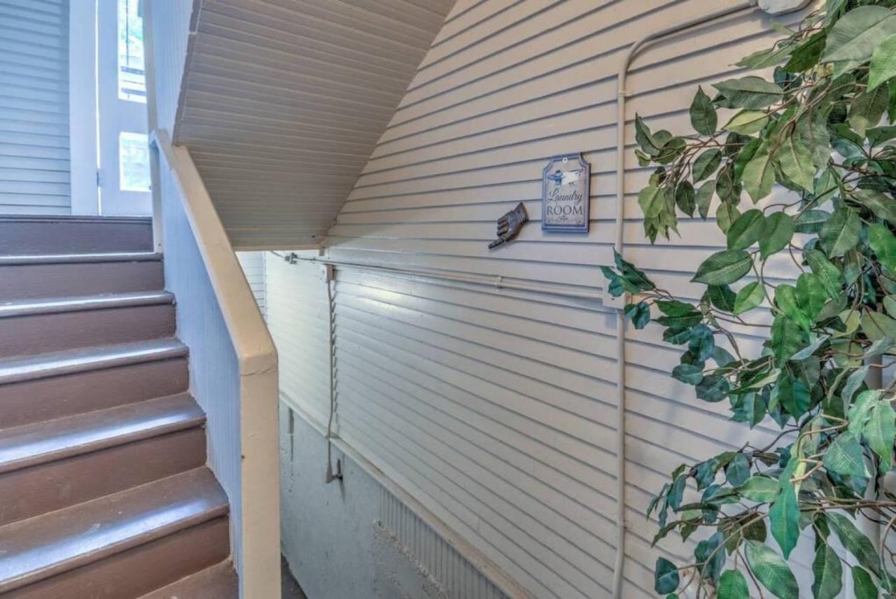 Elegant Colonial With Lovely Details And Character Memphis Exterior photo